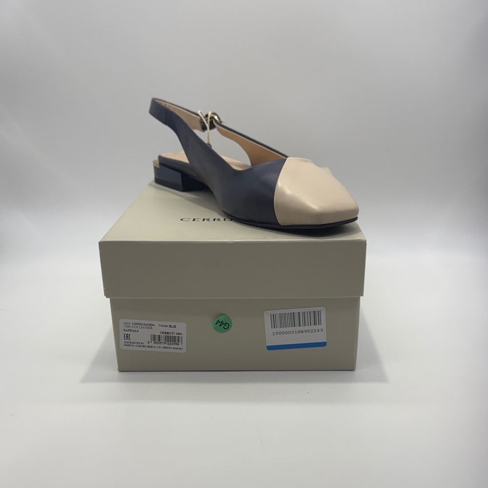 Elegant Slingback Flats in Cream and Black